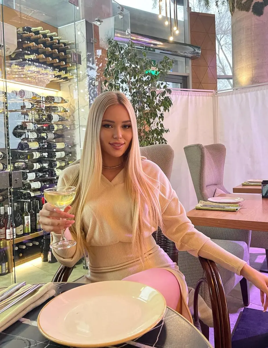 Luna escort in Dubai