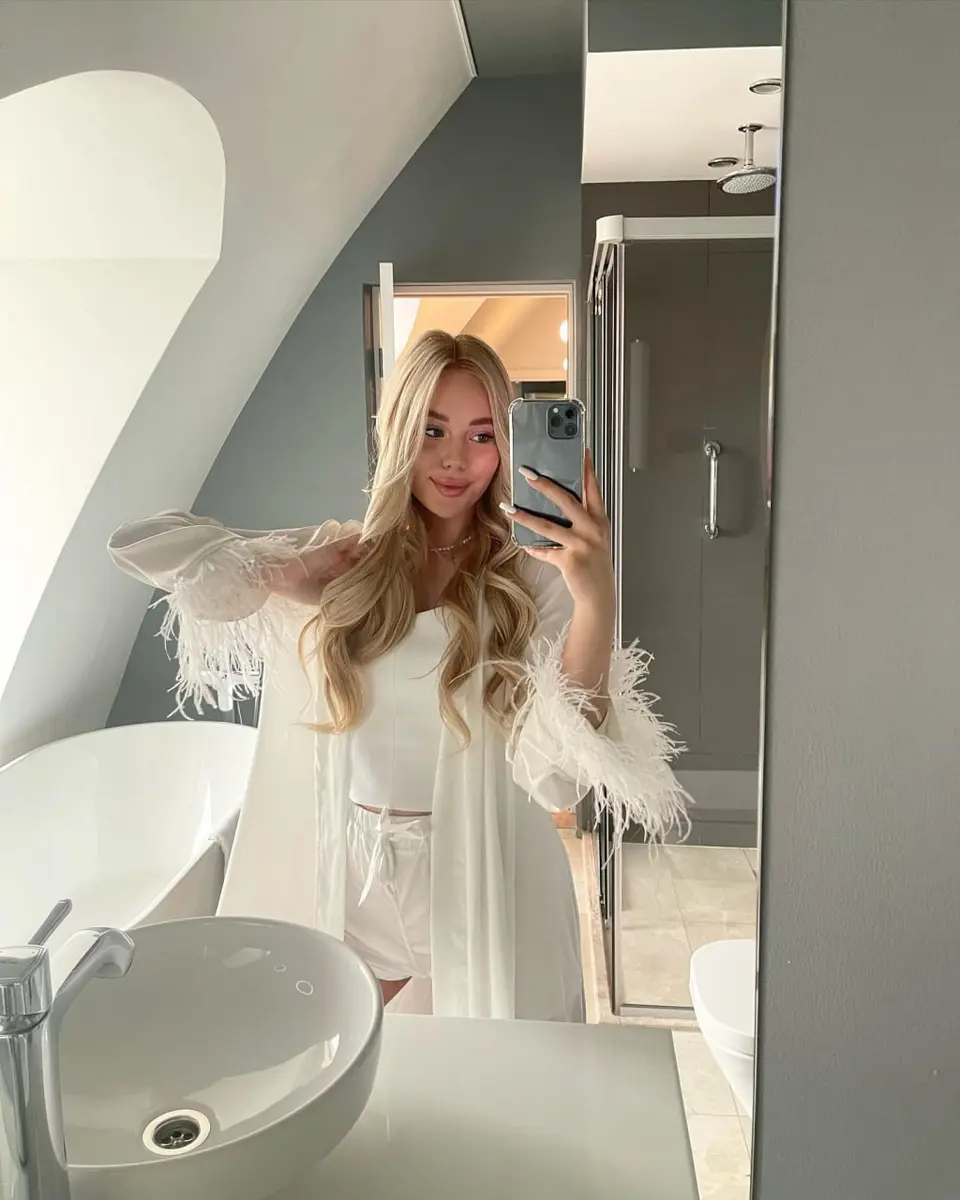 Luna escort in Dubai