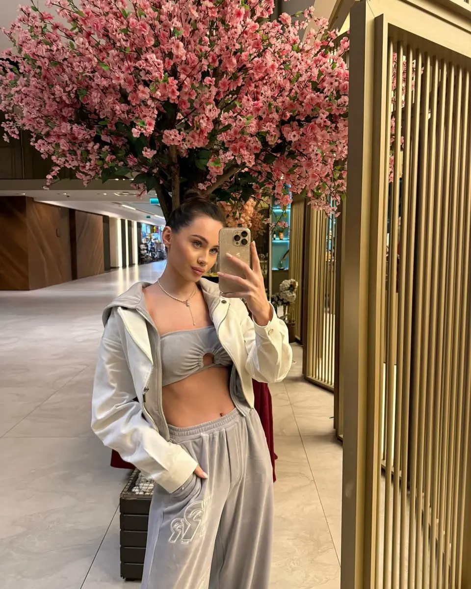 Violet escort in Dubai